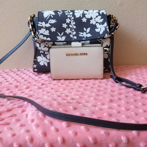 Michael Kors crossbody bag and wallet - Picture 3 of 13